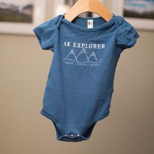 AK EXPLORER Onesie in teal